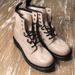 Dr Martins Women’s 1460 Creme Snakeskin Boots SZ 6